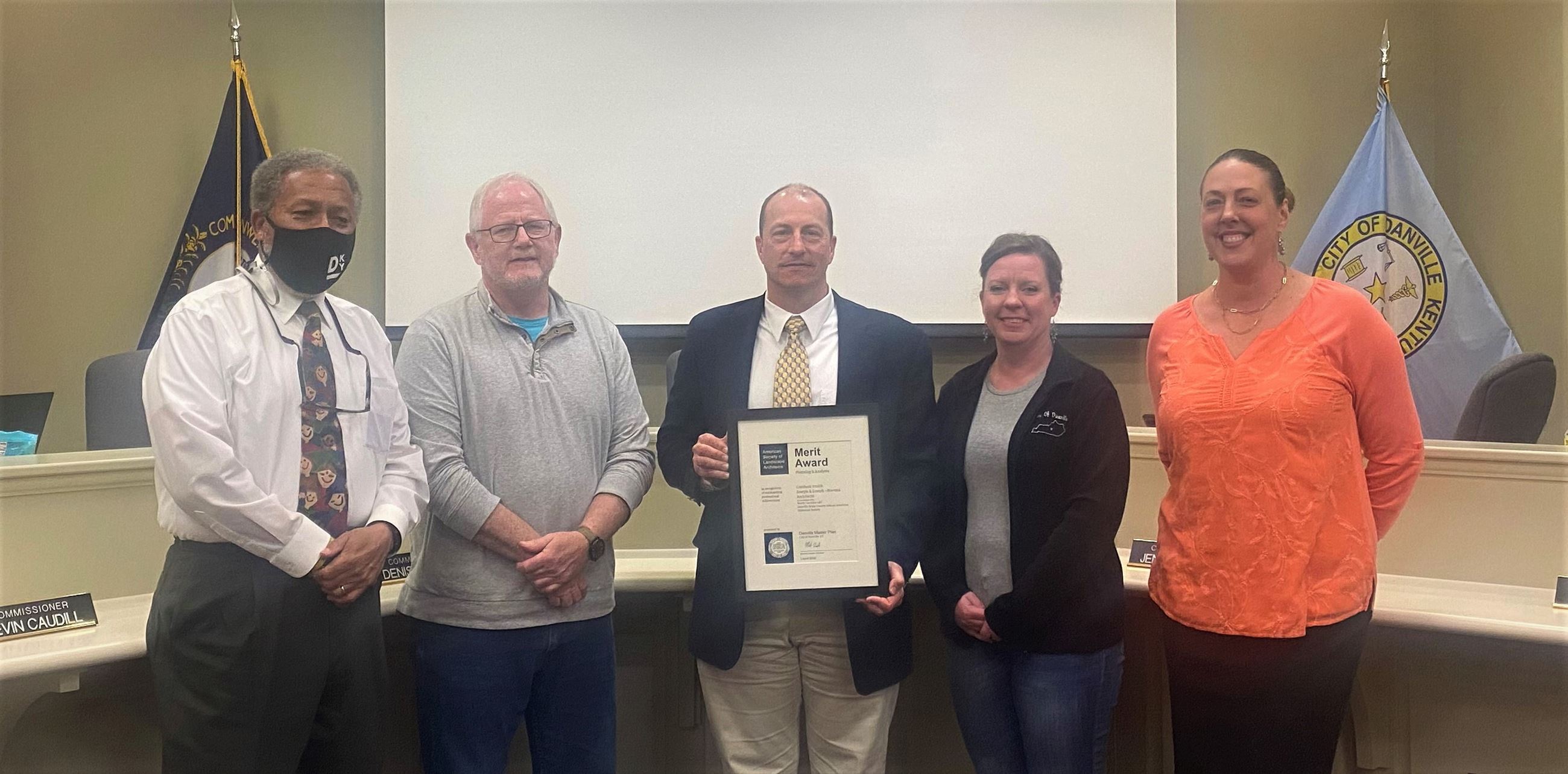 City Commission and City Manager accepting award