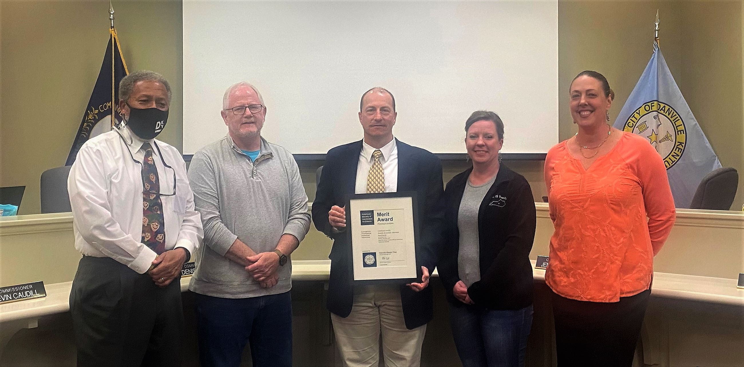City Commission and City Manager accepting award
